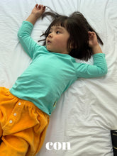 Cargar imagen en el visor de la galería, 【予約】ベロアホリックパンツ AW 韓国 韓国子供服 2026 CON