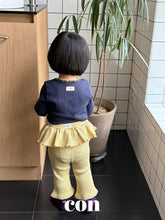 Cargar imagen en el visor de la galería, 【予約】フリルフレアパンツ AW 韓国 韓国子供服 2026 CON