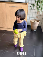 Cargar imagen en el visor de la galería, 【予約】フリルフレアパンツ AW 韓国 韓国子供服 2026 CON
