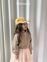 Load image into Gallery viewer, 【予約】アーチピグハーフジップ トップス ジップ AW 韓国 韓国子供服 2026 ELLYMOLLY - W select baby kids