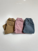 Cargar imagen en el visor de la galería, 【予約】ボタンピーチパンツ AW 韓国 韓国子供服 bottom パンツ コーデユロイ 2026 minirobe Wselect