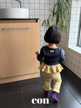Cargar imagen en el visor de la galería, 【予約】フリルフレアパンツ AW 韓国 韓国子供服 2026 CON