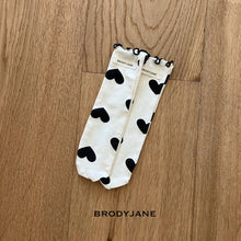 Load image into Gallery viewer, 【予約】ハートモノトーンロンパース スタイ ボンネット AW 韓国 韓国子供服 BRODYJANE 2026