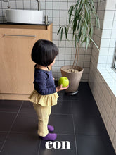 Cargar imagen en el visor de la galería, 【予約】フリルフレアパンツ AW 韓国  韓国子供服　2026 CON
