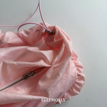 Load image into Gallery viewer, 【予約】メモリーフレームバッグ　フリル　カバン　AW 韓国  韓国子供服　2026 ELLYMOLLY - W select  baby kids
