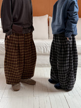 Load image into Gallery viewer, 【予約】ゆったりチェックパンツ　bottom　ゆったり　冬90～150ｃｍ　Wselect
