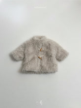 Cargar imagen en el visor de la galería, 【予約】バンビファーコート　ボア　AW韓国子供服 2026 冬　atomeme Wselect
