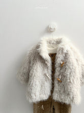 Cargar imagen en el visor de la galería, 【予約】バンビファーコート　ボア　AW韓国子供服 2026 冬　atomeme Wselect
