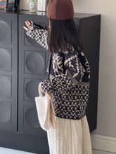 Load image into Gallery viewer, 【予約】モノトーン花柄カーディガン　長袖　ゆったり　冬90～150ｃｍ　Wselect
