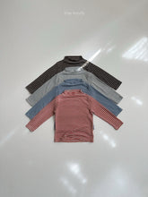 Cargar imagen en el visor de la galería, 【予約】メリーハーフポーラーTシャツ AW 韓国 韓国子供服 2026 minirobe
