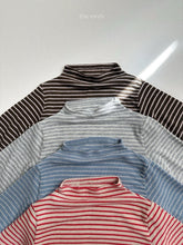 Cargar imagen en el visor de la galería, 【予約】メリーハーフポーラーTシャツ AW 韓国 韓国子供服 2026 minirobe
