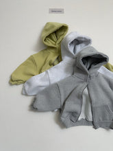 Cargar imagen en el visor de la galería, 【予約】キャラメルフードジップ AW 韓国 韓国子供服 2026 digreen
