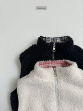 Cargar imagen en el visor de la galería, 【予約】リバーシブルベスト AW 韓国 韓国子供服 2026 digreen
