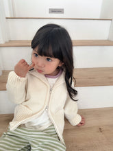 Cargar imagen en el visor de la galería, 【予約】ロエルニットジップアップ AW 韓国 韓国子供服 2026 digreen
