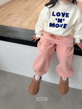 Load image into Gallery viewer, 【予約】ラブモアトレーナー AW 韓国 韓国子供服 2026 digreen
