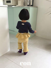 Cargar imagen en el visor de la galería, 【予約】フリルフレアパンツ AW 韓国  韓国子供服　2026 CON
