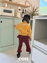 Cargar imagen en el visor de la galería, 【予約】フリルフレアパンツ AW 韓国  韓国子供服　2026 CON
