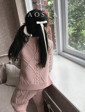Load image into Gallery viewer, 【SALE】Almond knit vest　 韓国子供服　ニット　ベスト　リンクコーデ　Aosta　Wselect
