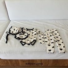 Load image into Gallery viewer, 【予約】ハートモノトーンロンパース　スタイ　ボンネット　 AW 韓国  韓国子供服　BRODYJANE 2026
